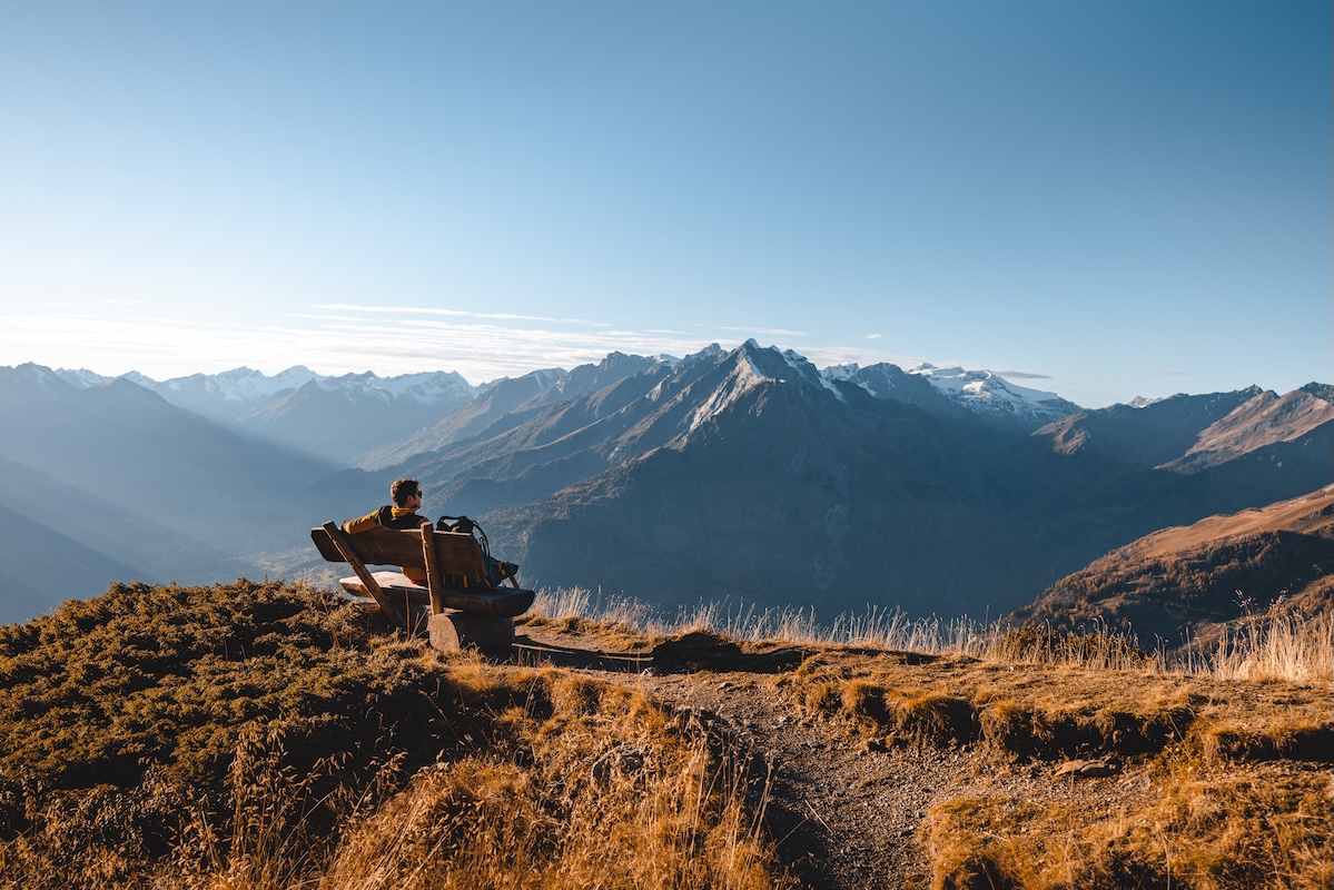 Blick Virgental mit Mann auf einer Bank
